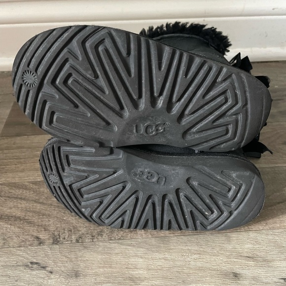 Girl’s Toddler Bailey Bow Black UGG Boots - Picture 9 of 11